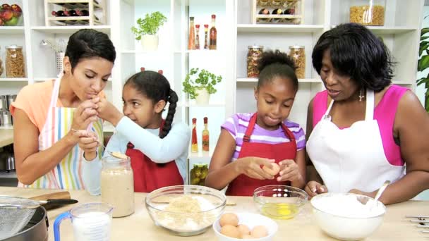 Les gens cuisinent un gâteau dans la cuisine — Video