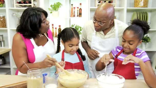 Die Leute kochen in der Küche einen Kuchen — Stockvideo