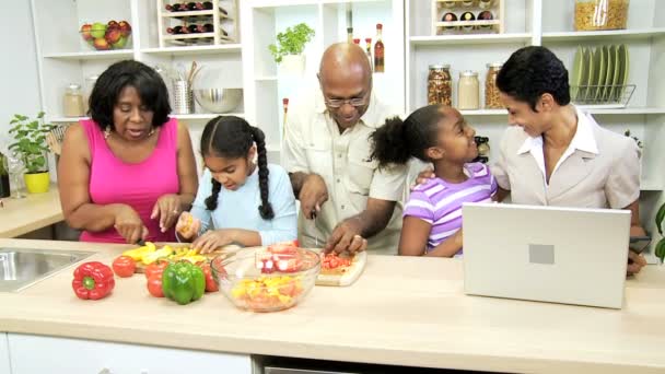 Família cozinha na cozinha e uma mulher de negócios com sua filha — Vídeo de Stock