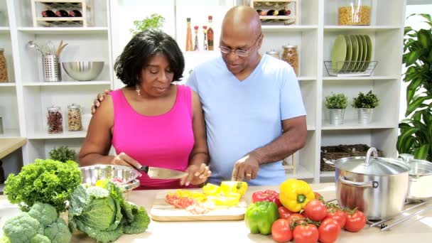 Par i köket förbereder — Stockvideo