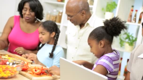 Empresaria trabajando y hablando por teléfono móvil cuando la familia cocina en la cocina — Vídeos de Stock