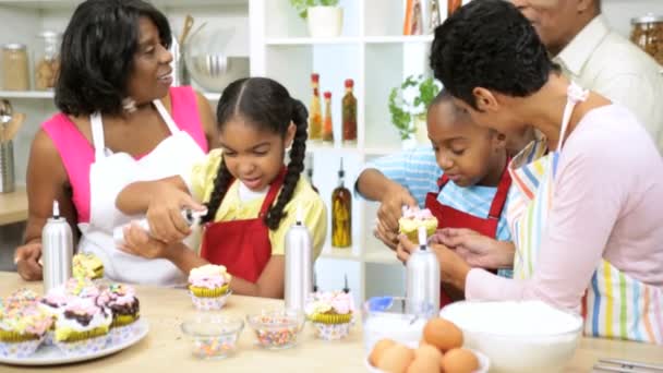 Familia comiendo pasteles en la cocina — Vídeos de Stock