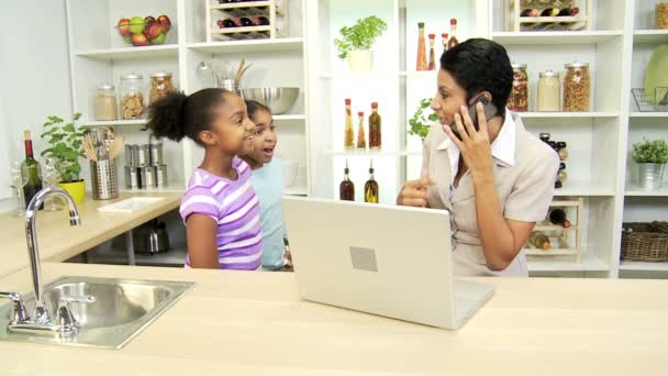 Empresaria hablando por teléfono móvil en la cocina con niños — Vídeos de Stock