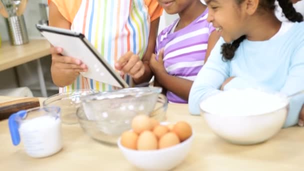 Familjen förbereder i köket med tablett — Stockvideo