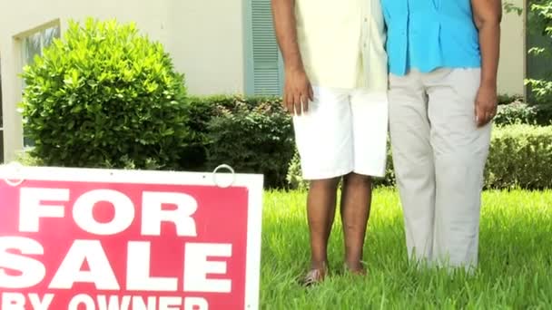 Par på bakgrund av hans hus som säljs — Stockvideo