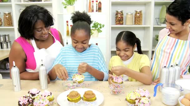 Menschen kochen Kuchen in der Küche — Stockvideo