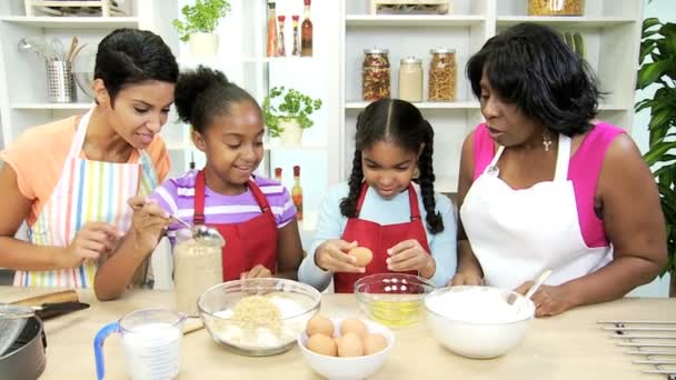 La gente cocina un pastel en la cocina — Vídeos de Stock