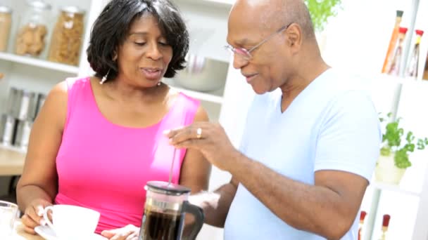 Couple préparer le café dans la cuisine — Video