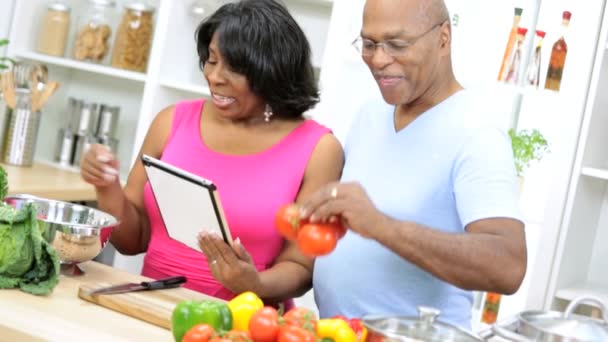 Couple holding tablet reading recipe — Stock Video