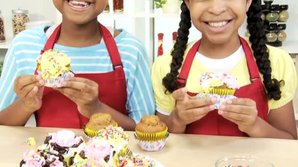 Las chicas guardan pasteles en la cocina — Vídeos de Stock