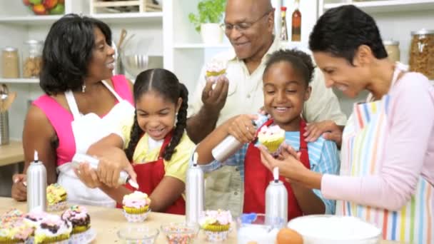 Familia comiendo pasteles en la cocina — Vídeo de stock