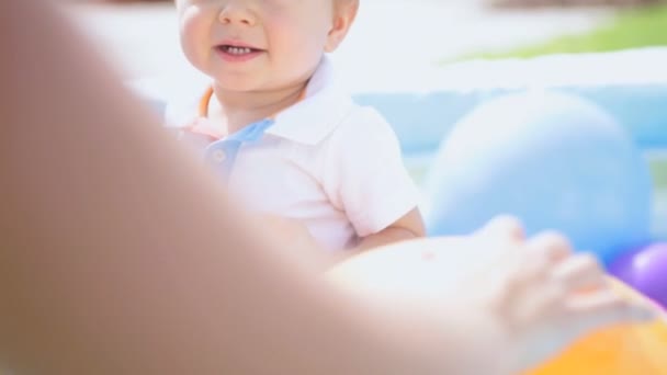 Bébé garçon s'amuser avec les parents — Video