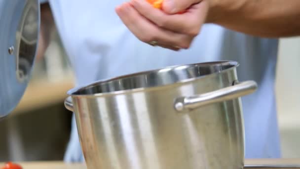 Manos masculinas preparando comida vegetariana — Vídeos de Stock