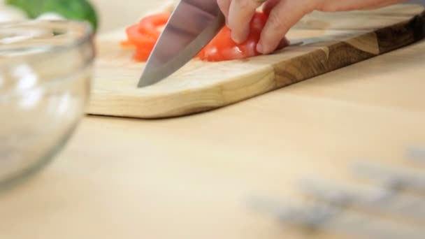 Мужские руки режут овощи на кухне — стоковое видео