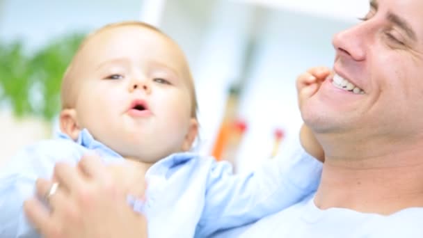 Vater hält lächelnden kleinen Jungen — Stockvideo