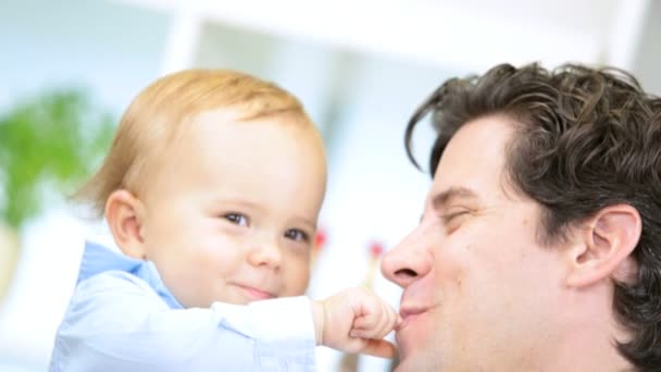 Far anläggning leende baby pojke — Stockvideo