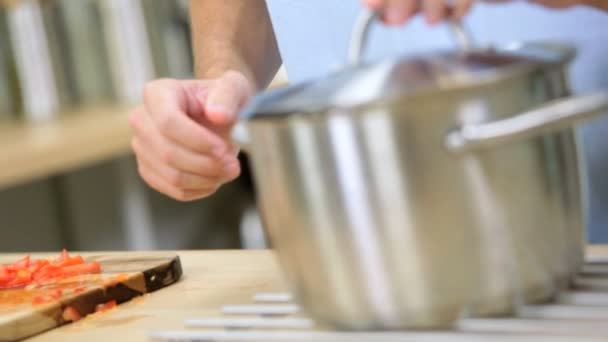 Mains masculines coupant des légumes à la cuisine — Video