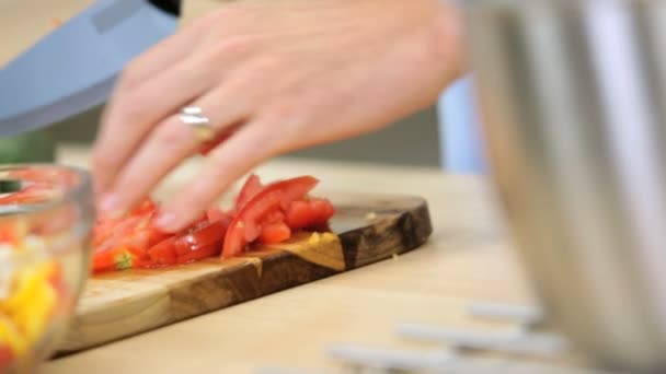 Мужские руки режут овощи на кухне — стоковое видео