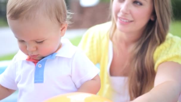 Babyjongen plezier met jonge moeder — Stockvideo