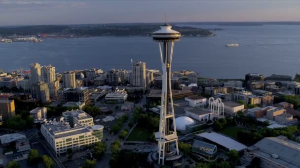 Вид на закат с воздуха Seattle Space Needle Elliot Bay, USA — стоковое видео