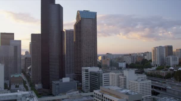 Αεροφωτογραφία ηλιοβασίλεμα Κολούμπια κέντρο στο κέντρο της πόλης Σιάτλ, ΗΠΑ — Αρχείο Βίντεο