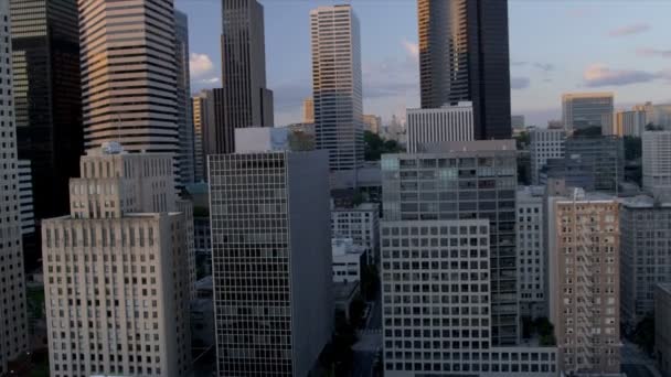 Luchtfoto laag niveau weergave zonsondergang stad wolkenkrabbers downtown, seattle, usa — Stockvideo