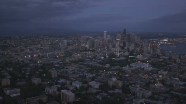 Вид с воздуха Space Needle Downtown Seattle, Puget Sound, USA — стоковое видео