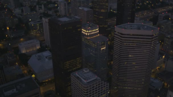 Hava alacakaranlıkta manzarası ışıklı downtown seattle iş ofisleri, ABD — Stok video