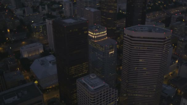 Schemering luchtfoto van verlicht downtown seattle zakelijke kantoren, usa — Stockvideo