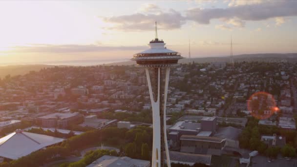 Havadan gün batımı görünümü alan iğne Gözlem Kulesi, seattle, ABD — Stok video