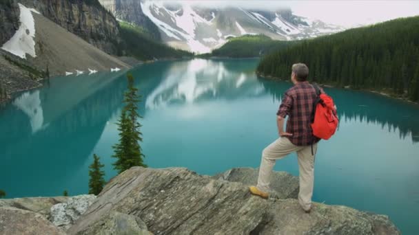 Senderista masculino disfrutando de un paisaje majestuoso — Vídeo de stock