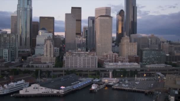 Vista aérea del atardecer Viaducto de Alaska Way, ferry costero de Seattle, EE.UU. — Vídeos de Stock