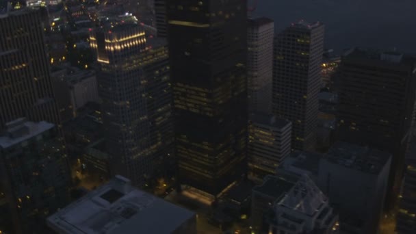 Antena zmierzchu oświetlony widok centrum finansów centrum seattle, Stany Zjednoczone Ameryki — Wideo stockowe