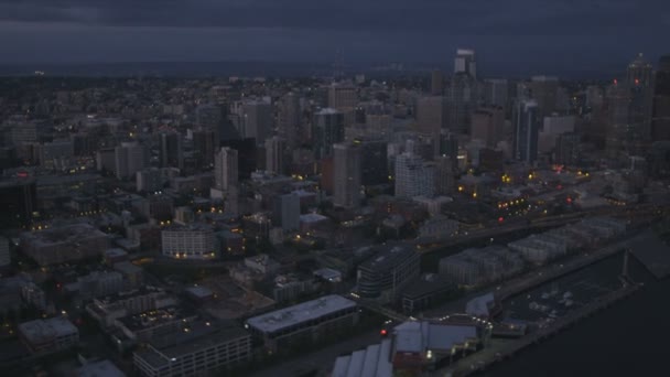 Вид на закат с воздуха Seattle illuminated Ferris wheel Waterfront Park, USA — стоковое видео