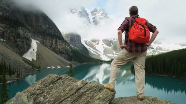 Senderista masculino disfrutando de un paisaje majestuoso — Vídeos de Stock