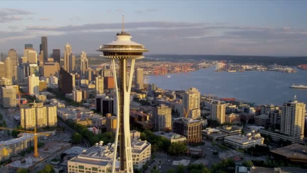 Letecký pohled na západ slunce věže space needle downtown, seattle, usa — Stock video