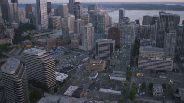 Vista aérea del rascacielos al atardecer Ciudad Metropolitana Seattle, Estados Unidos — Vídeo de stock