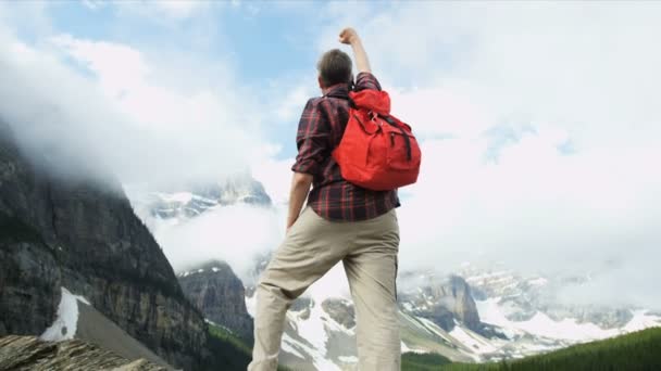 Hombre excursionista disfrutando del éxito — Vídeos de Stock