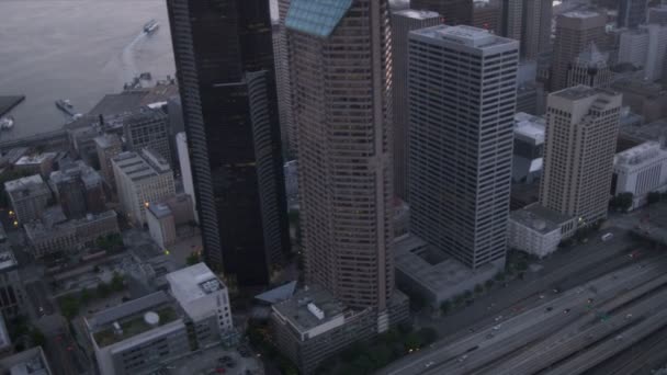 哥伦比亚中心西雅图，美国市中心黄昏鸟瞰 — 图库视频影像