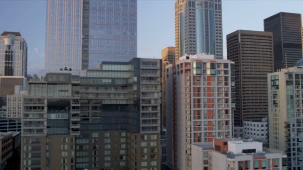 Luchtfoto laag niveau weergave zonsondergang stad wolkenkrabbers downtown, seattle, usa — Stockvideo