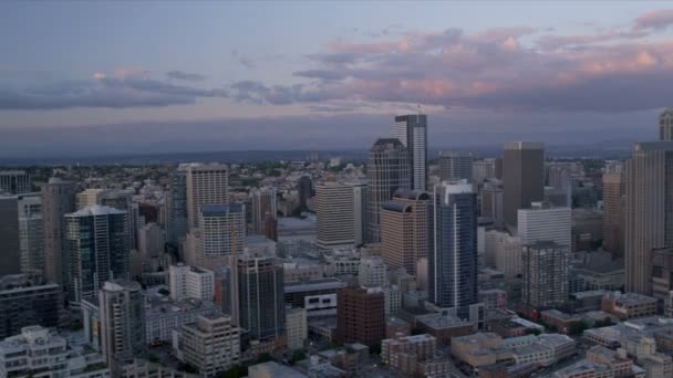 Centrum schemering luchtfoto van seattle zakelijke en financiële centrum, Verenigde Staten — Stockvideo