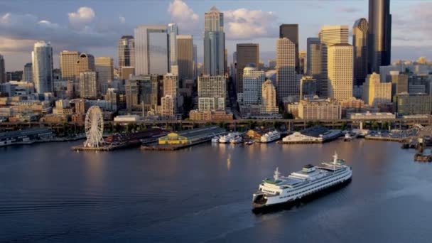 Ferry bij terminalof Waterfront Park, Seattle — Stockvideo