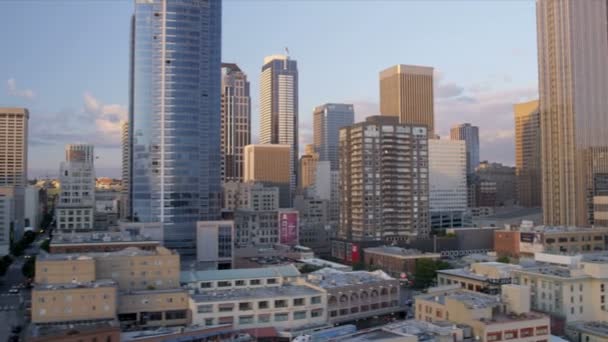 Flygfoto låg nivå vy vid solnedgången Seattle kvarter och skyskrapor, USA — Stockvideo