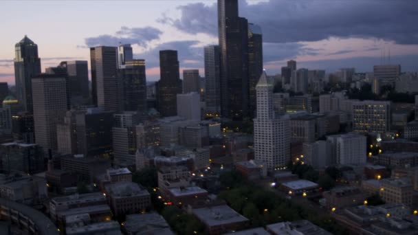 Havadan şehir merkezinde gün batımı görünümü columbia Merkezi, seattle, ABD — Stok video