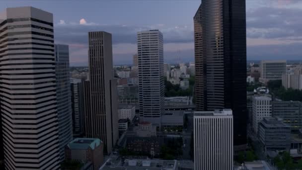 Vista aérea de perto do crepúsculo no centro de Columbia Centre, Seattle, EUA — Vídeo de Stock