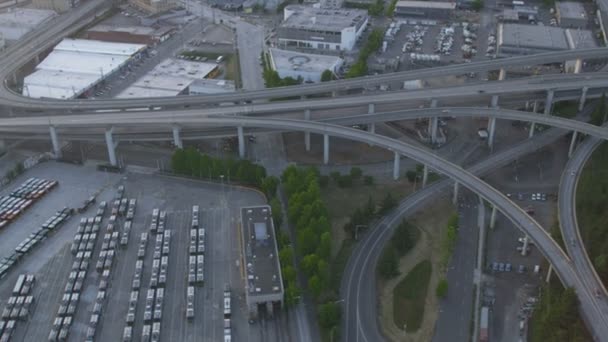 Vista aérea del atardecer Interchange Interstate 90, Seattle City, EE.UU. — Vídeos de Stock