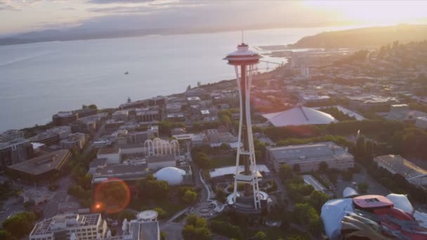 Günbatımında downtown Seattle space iğne, ABD havadan görünümü — Stok video