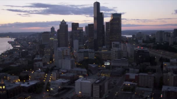 Antenne Innenstadt Sonnenuntergang Blick Seattle Büro Wolkenkratzer, Vereinigte Staaten — Stockvideo