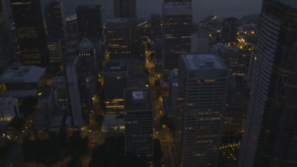 Vista aérea del atardecer de las oficinas iluminadas del centro de Seattle Business, EE.UU. — Vídeos de Stock