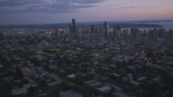 Zonsondergang luchtfoto seattle stad wolkenkrabbers business-centrum, Verenigde Staten — Stockvideo